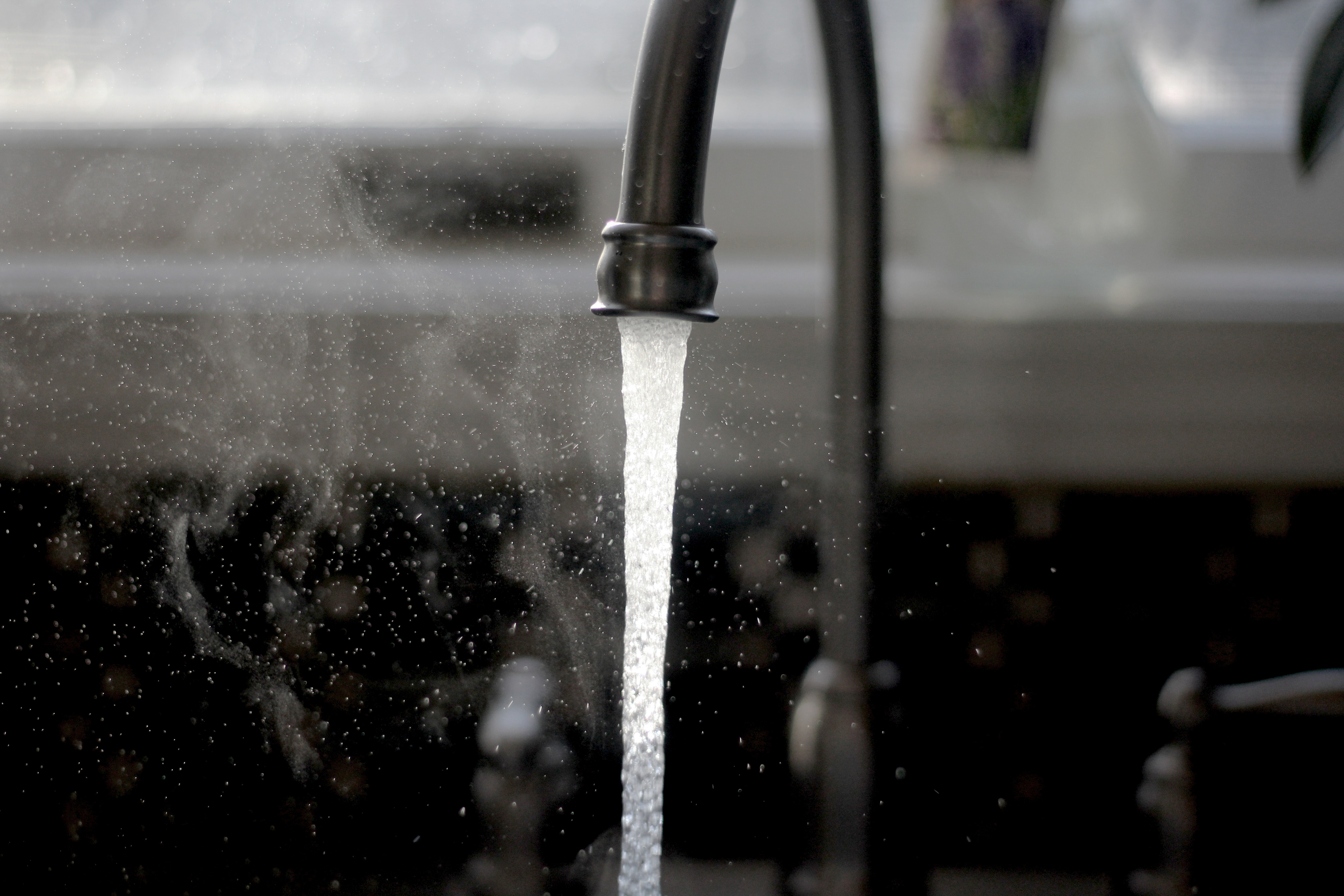 Lee más sobre el artículo Las bacterias en el agua del grifo se pueden remontar al proceso de tratamiento de agua